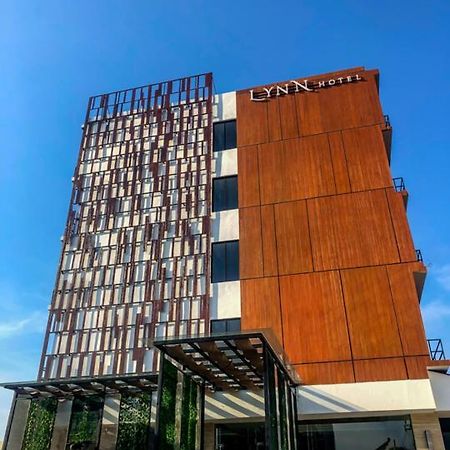 Lynn Hotel Mojokerto Exterior photo